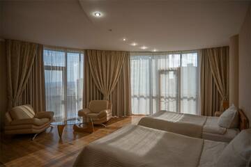 Трёхместный люкс с двумя односпальными кроватями и диваном в Гостинице Жемчужина